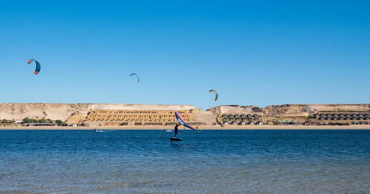 dakhla kitesurfing foiling zahodna sahara - kajter na hidrofoilu v laguni