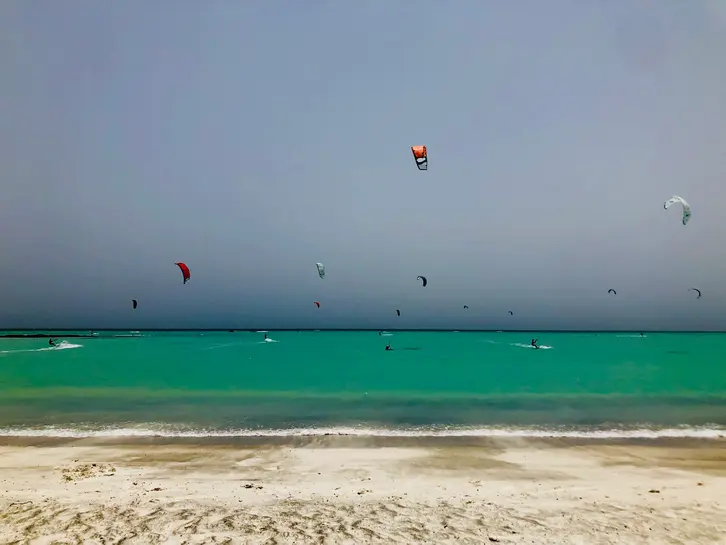 kitesurfing masirah oman - kajti nad turkizno laguno