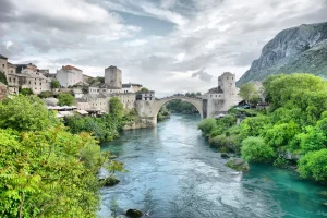 stari most mostar bosna hercegovina - pogled na reko neretvo in staro mestno jedro