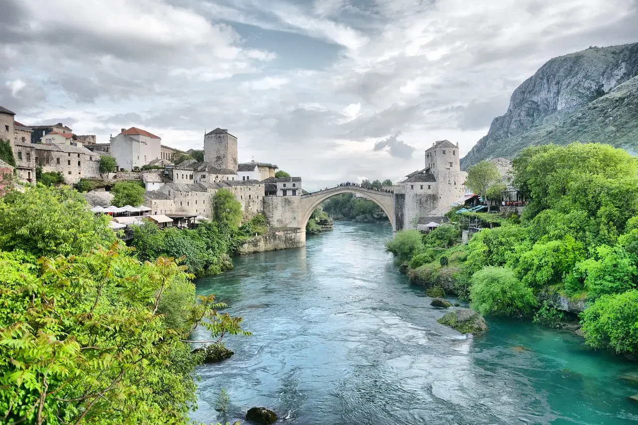 stari most mostar bosna hercegovina - pogled na reko neretvo in staro mestno jedro